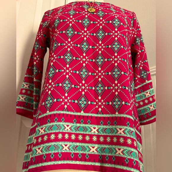 Like new! Boutique Everly adorable patterned flowy keyhole back top! - Picture 7 of 13